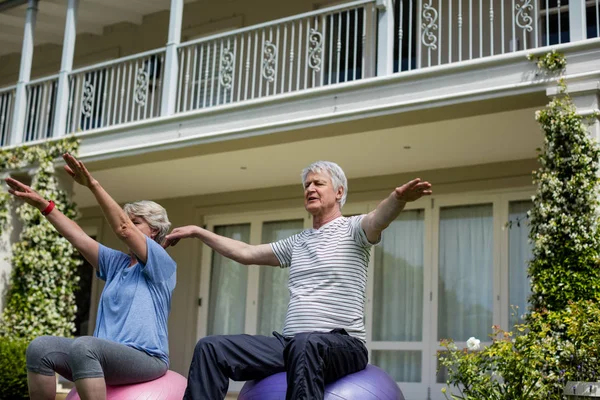 Senior couple exercising on fitness ball — Stock Photo, Image