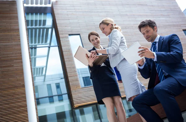 Ondernemers met laptop en tablet — Stockfoto