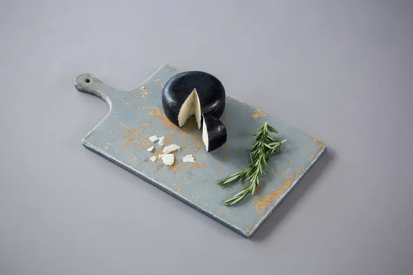 Sýr Gouda s rosemary listy — Stock fotografie