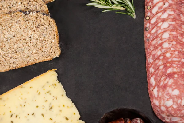 Brązowy chleb, holenderski ser gouda i mięsa — Zdjęcie stockowe