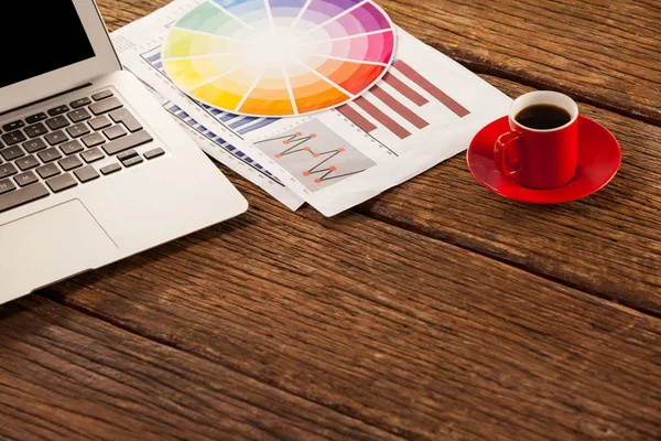 Laptop med färgrutan och kopp kaffe — Stockfoto