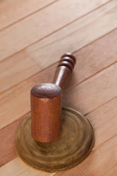 木製のテーブルに置かれた木製の小槌 — ストック写真