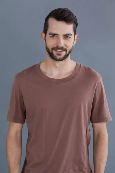 Hombre guapo en camiseta marrón — Foto de Stock