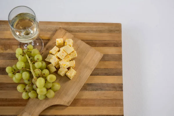 Kostki sera z winogron i kieliszek do wina — Zdjęcie stockowe