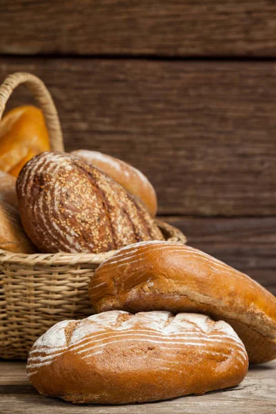 Verschiedene Brotlaibe im Korb — Stockfoto