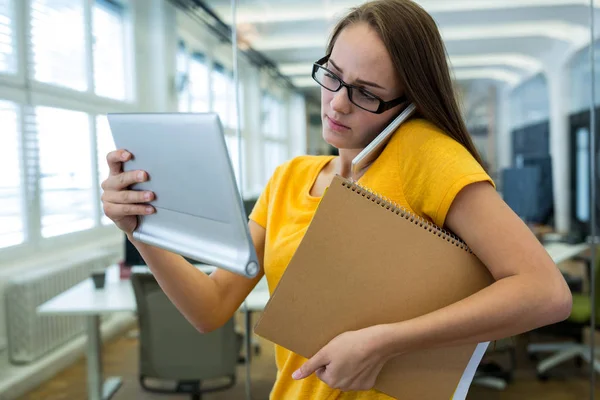 Zakenman met behulp van tablet en praten over de telefoon — Stockfoto