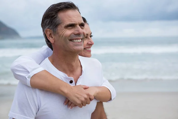 Coppia romantica in piedi sulla spiaggia — Foto Stock