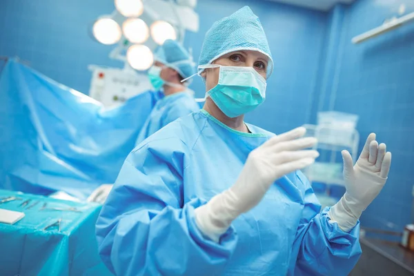 Portret van vrouwelijke chirurg permanent — Stockfoto