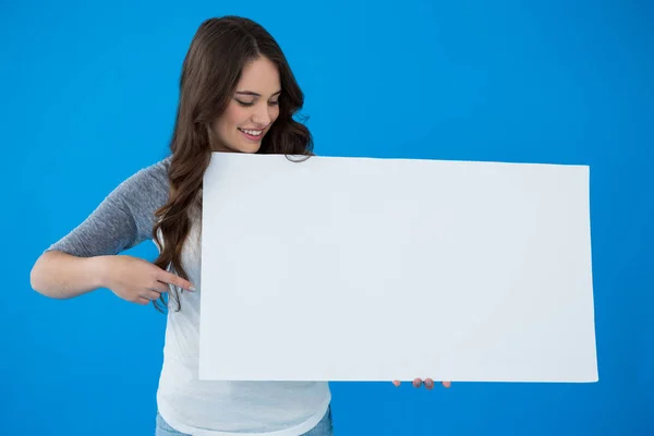 Mujer sosteniendo un cartel en blanco — Foto de Stock