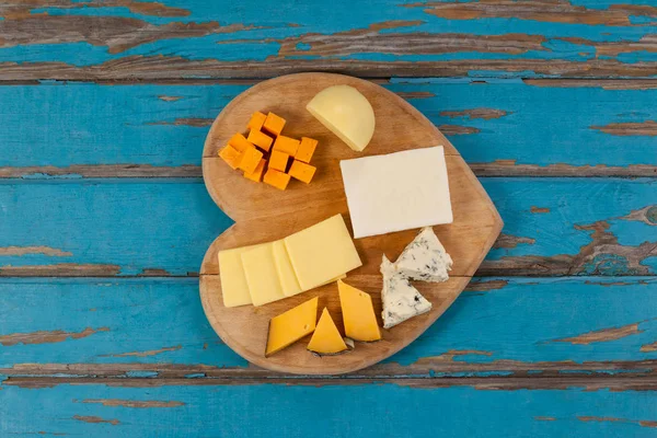 Queso en forma de corazón tabla de cortar — Foto de Stock