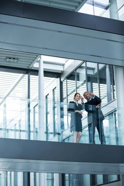 Businessman talking with colleagues — Stock Photo, Image