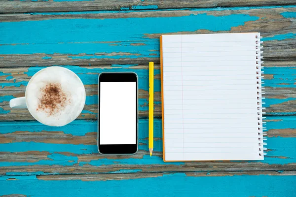 Café, smartphone et bloc-notes avec crayon — Photo