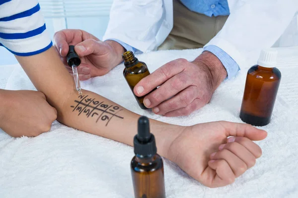 Doctor performing allergy test on skin — Stock Photo, Image
