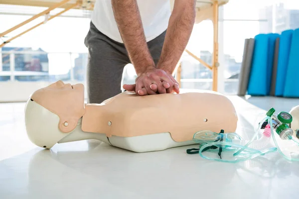 Paramedicus oefenen reanimatie op dummy — Stockfoto