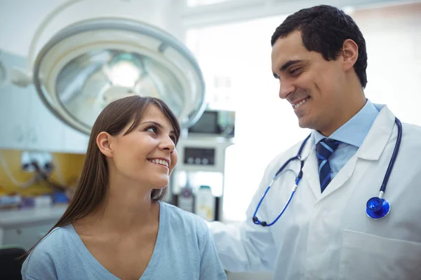 Kvinnliga tålmodiga interagerar med läkare under besök — Stockfoto