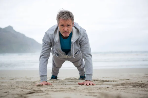 Homme push-up sur la plage — Photo