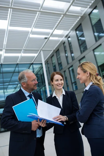 Ondernemers bespreken Over documenten — Stockfoto