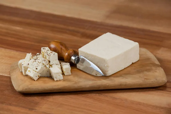Rebanadas de queso con cuchillo — Foto de Stock