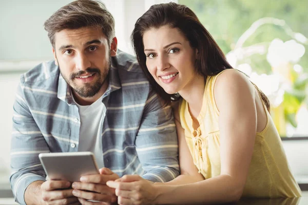 Szczęśliwa para za pomocą cyfrowego tabletu — Zdjęcie stockowe
