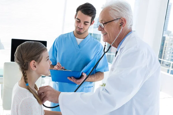 Médico examinando um paciente — Fotografia de Stock