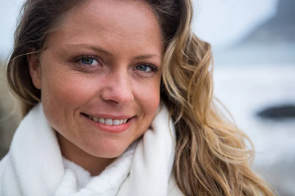 Sorridente donna a spiaggia — Foto Stock