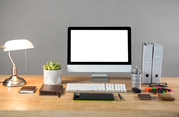 Computador de secretária com candeeiro de mesa e artigos de escritório — Fotografia de Stock