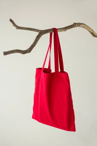 Röd påse hängande på en trädgren — Stockfoto