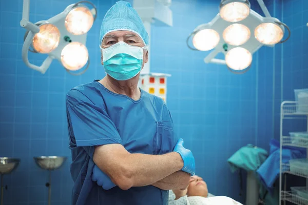 Χειρουργός στέκεται στο θέατρο λειτουργία — Φωτογραφία Αρχείου