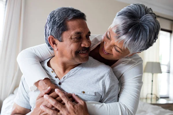 Romántica pareja abrazándose en el dormitorio — Foto de Stock