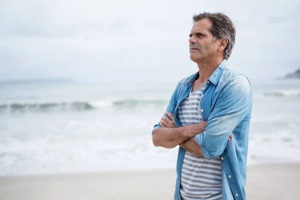 Homme réfléchi debout sur la plage — Photo