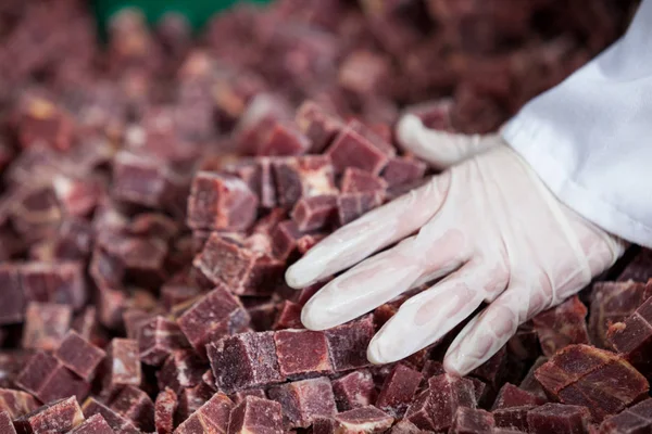 Mucchio di cubetti di carne in fabbrica di carne — Foto Stock