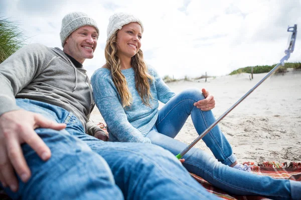 Lyckliga paret tar en selfie från selfie stick — Stockfoto