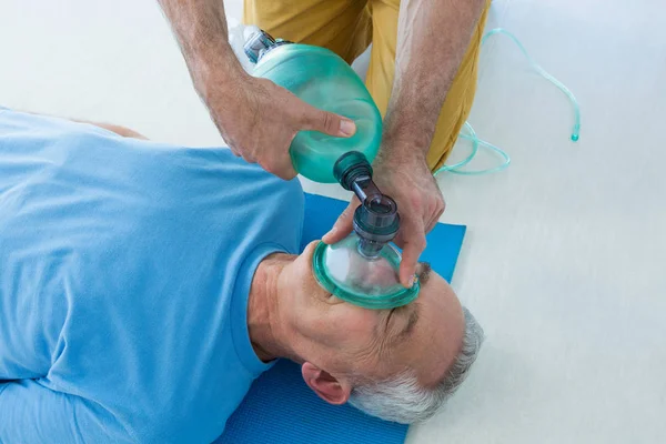 Sanitäter führen Reanimation am Patienten durch — Stockfoto