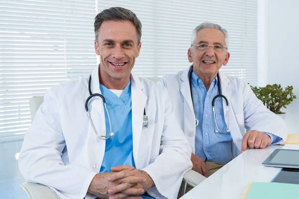 Médicos sonrientes en la clínica — Foto de Stock