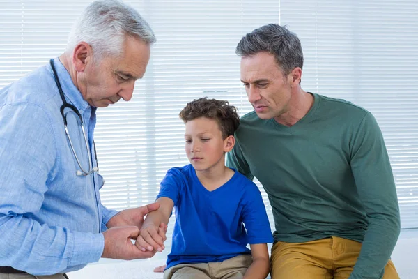 Vater blickt auf die Hand seiner Söhne — Stockfoto