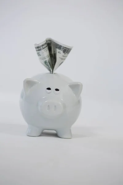 Geld krijgen invoegen op piggy bank — Stockfoto