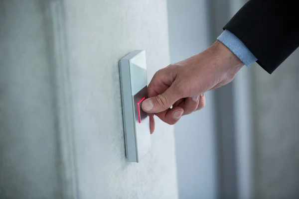 Hand pressing the button in an elevator — Stock Photo, Image