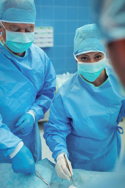 Cirurgiões realizando operação no teatro de operações — Fotografia de Stock