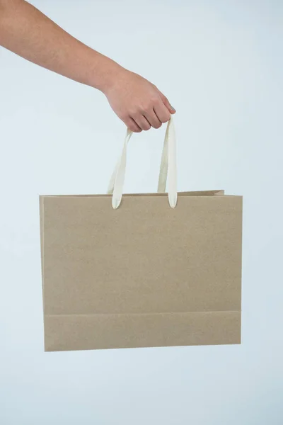 Mano de una mujer sosteniendo bolsa de compras — Foto de Stock