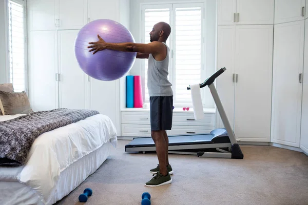 Homme faisant de l'exercice avec balle de fitness — Photo