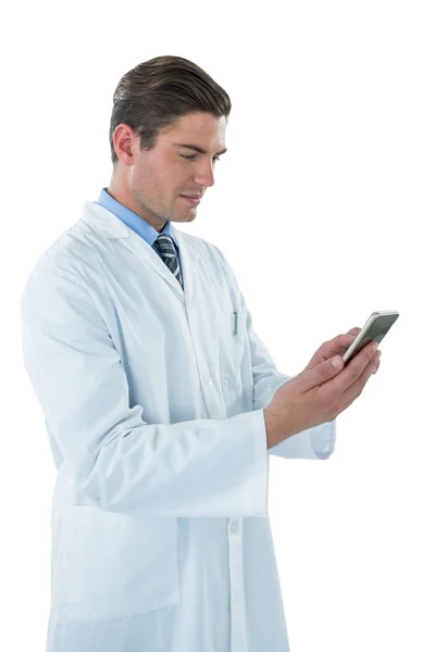 Médico usando telefone celular — Fotografia de Stock