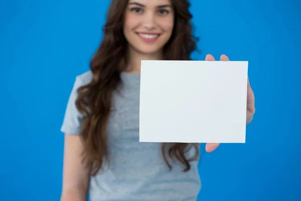 Жінка тримає пустий плакат — стокове фото