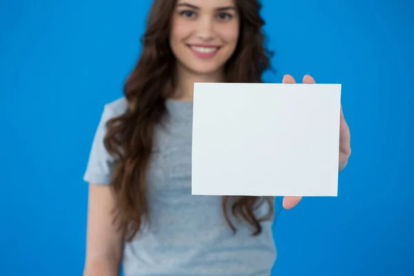 Kvinna som håller ett tomt plakat — Stockfoto