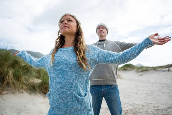 Paar staande met uitgestrekte armen — Stockfoto