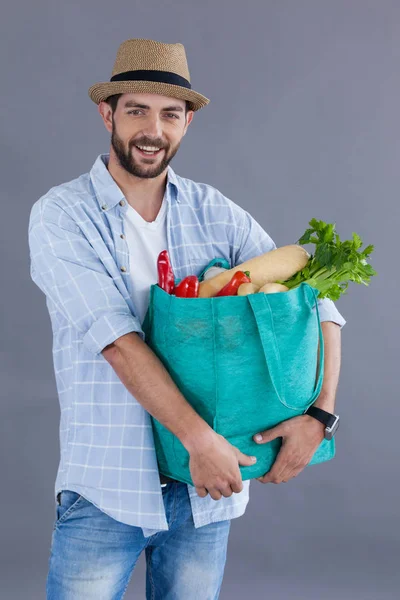 食料品の袋を持っての fedora 帽子の男 — ストック写真