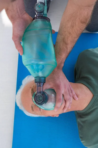 Ambulanssjukvårdare utför återupplivning på patient — Stockfoto