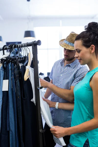 Paar doen winkelen bij kleding winkel — Stockfoto