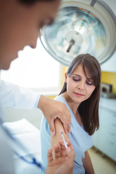 Médico que administra uma injecção ao doente — Fotografia de Stock