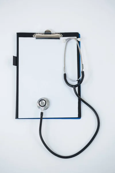 Close-up of stethoscope and clipboard — Stock Photo, Image