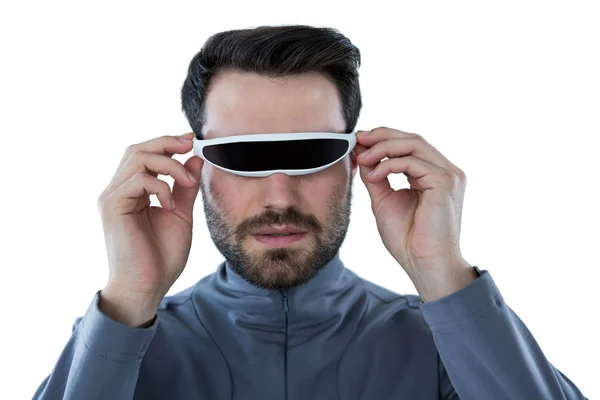 Homem usando óculos de realidade virtual — Fotografia de Stock